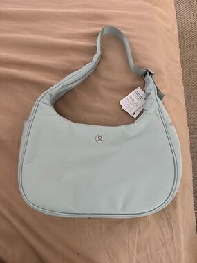 lululemon city essentials shoulder Bag nwt size 4L pelican